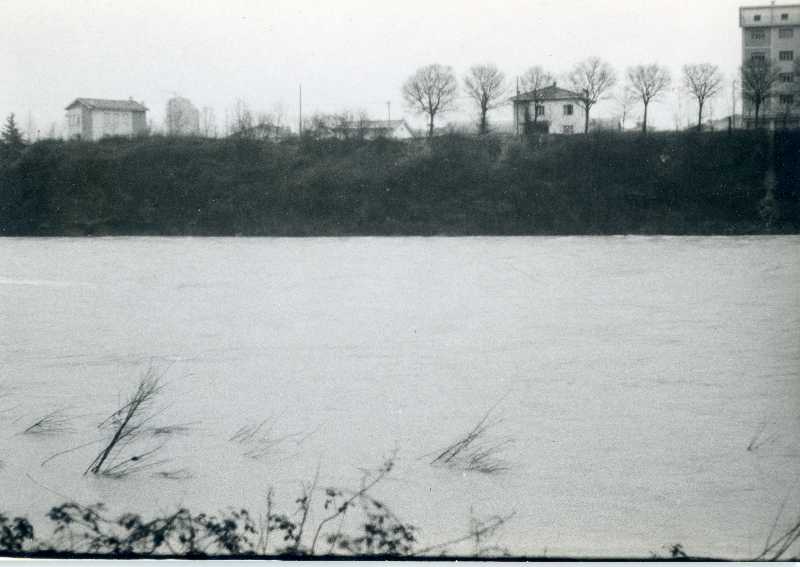 Fiume Isonzo in piena, Gorizia. Tratto d'argine a monte del ponte ferroviario